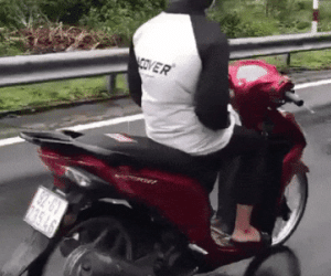 CLIP: Nam thanh niên đi xe máy chơi ngông khi vượt đèo Hải Vân