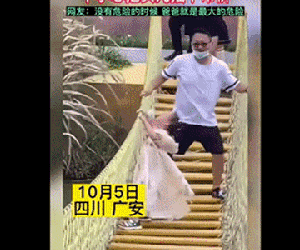 Dân tình phẫn nộ với hình ảnh cha đùa dai làm con gái rơi khỏi cầu treo: 'Mình còn trẻ trâu thì đừng có đẻ con!'