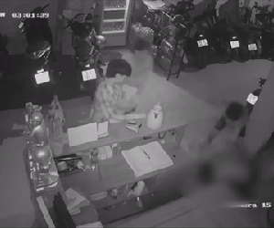 Hãi hùng 6 thiếu niên dùng gậy vụt người phụ nữ gục tại chỗ, cướp nhiều tài sản