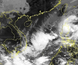 Biển Đông xuất hiện vùng áp thấp, miền Trung đón mưa đặc biệt to