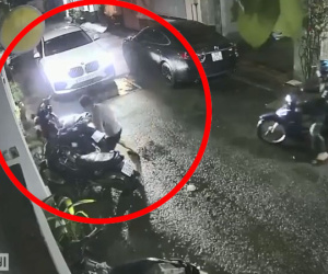 Bức xúc vì chiếc xe máy dựng bên đường chắn lối đi, tài xế ô tô có hành động gây tranh cãi