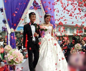 Bạn trai tổ chức đám cưới với tình cũ ngay sát cạnh nhà mình, cô gái đau đớn không dám ra đường