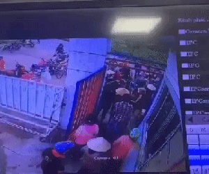CLIP: Hãi hùng cảnh cảnh nam công nhân bị chém gục trước cổng công ty ở Bình Dương