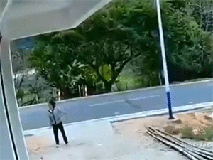 Kinh hoàng cảnh người phụ nữ bị xe tải tông văng dù đang đứng trên vỉa hè