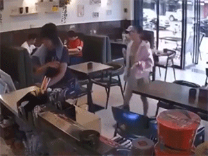 Clip: Không chịu xếp hàng, cô gái bị đánh dã man trong quán trà sữa
