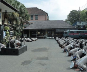 Hàng trăm cảnh sát Indonesia quỳ rạp để xin lỗi các nạn nhân vụ giẫm đạp
