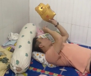 Mải mê tập trung móc tiền từ heo đất, chồng choáng váng khi thấy vợ đứng ở cửa chụp 'bằng chứng phạm tội' từ lúc nào