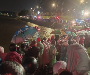 Ô tô lao xuống hồ Xuân Hương, đã tìm thấy 2 thi thể