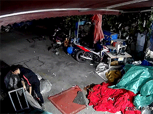 Clip: Tai nghe phát nổ ngay trên cổ người đàn ông
