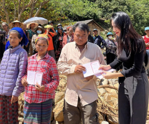 Mặc Công Vinh can ngăn, Thủy Tiên vẫn tiếp tục hành trình thiện nguyện tại Nghệ An, trao sổ tiết kiệm cho bà con xây nhà