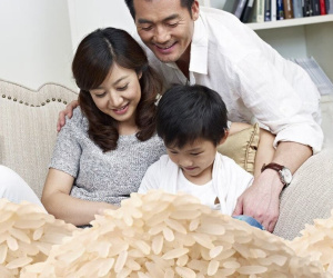 Ông bố Trung Quốc gây sốt mạng xã hội vì giúp con làm 'bài tập' đếm 10.000 hạt gạo