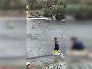 'Cố chấp' không nghe mọi người khuyên bỏ chạy, người đàn ông suýt bị cuốn trôi theo dòng nước lũ vì mải Livestream