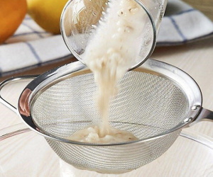 Sợi thép của rây lọc cháo ăn dặm đâm xuyên qua amidan của bé gái 13 tháng