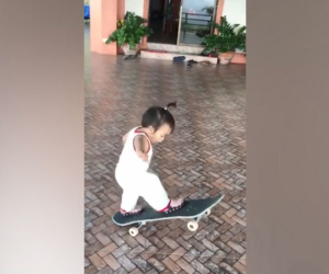 Cậu bé 2 tuổi gây sốt khi dễ dàng thực hiện thao tác khó trên ván trượt