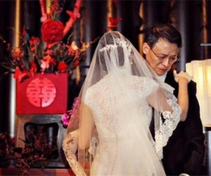 Con gái biếu 10 triệu, bố gọi cảm ơn rồi ôm mặt khóc khi nghe giọng nói vọng lại