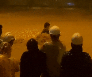 Căng dây giải cứu người dân Đà Nẵng giữa dòng nước dữ trong đêm