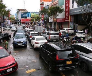Ô tô chết máy la liệt trên đường phố Đà Nẵng sau lũ