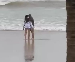 Đà Nẵng: Cặp đôi rủ nhau ra biển làm chuyện tế nhị sau ngập lụt