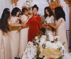 Cư dân mạng xót xa cô dâu gượng cười trong hôn lễ vì bố qua đời 1 ngày trước khi cưới