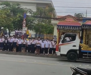 Nghẹn ngào khoảnh khắc hàng trăm em học sinh tay cầm cúc trắng tiễn biệt cô giáo trẻ