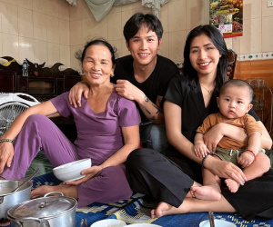 Con trai trở về sau 5 năm, mẹ mừng rỡ đón thêm con dâu và cháu nội