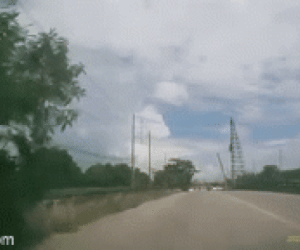 Video: 'Hú hồn' cột bê tông cao ngất ngưởng đổ sập xuống đường, khu vực có lưu lượng giao thông tốc độ cao.