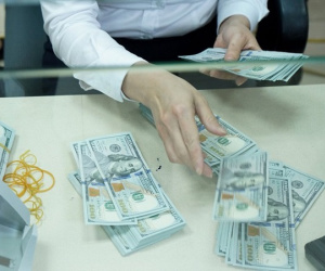 Vì sao giá USD ngân hàng và tự do tiếp tục tăng cao?