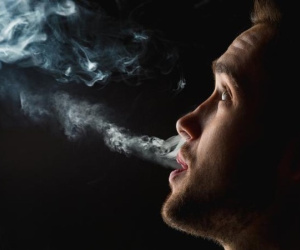 Hút thuốc lá làm tổn hại thính lực