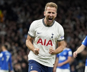 Kane tỏa sáng, Tottenham bắt kịp Man City
