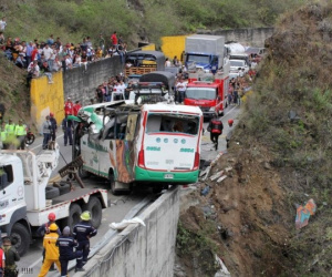 Xe buýt bị lật trên cao tốc ở Colombia, 20 người thiệt mạng