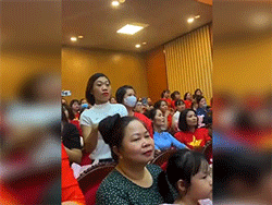 'Tan chảy' trước vũ điệu cuồng nhiệt của cô giáo mầm non hướng dẫn các em múa hát trên sân khấu