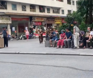 Nhắc nhở người cao tuổi ngưng hát karaoke không được, nhóm thanh niên mang loa kéo bật nhạc đám ma 'át chế'