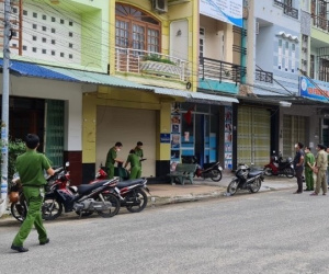 Đôi bạn thân đang ngồi cà phê thì lôi nhau ra 'một mất một còn'
