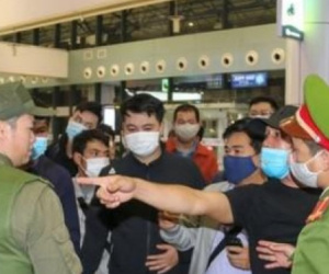 Bị yêu cầu kiểm tra lại hành lý xách tay, người đàn ông xô đẩy nhân viên an ninh hàng không