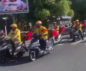 Chú rể làm nghề shipper, đám cưới huy động 66 xe giao hàng đi đón dâu khiến mọi người 'lác mắt'