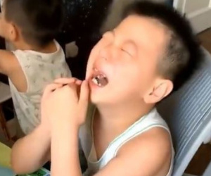 Xung phong dạy em trai học bài, chỉ 10 phút sau cậu bé 7 tuổi đã gào khóc nức nở 'xin hàng'