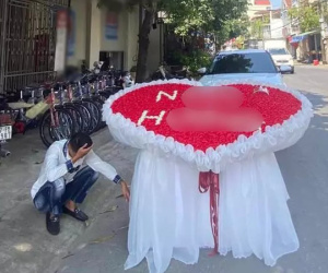 Mua tặng crush bó hoa 20/10 'siêu to khổng lồ', anh chàng 'nổi bật' nhất phố và cái kết 'đắng lòng'