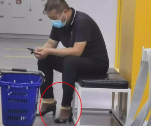 Tranh thủ nghỉ ngơi dẫn 'nóc nhà' đi mua sắm, chồng đi giày cao gót hộ để vợ đỡ đau chân