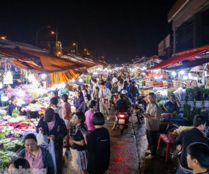 Chợ hoa đêm lớn nhất Hà Nội đông nghẹt khách trước dịp 20/10