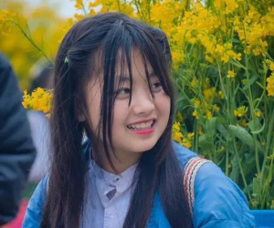 Lộ nguồn thu nhập khủng giúp bé gái bán hoa dạo Hà Giang đổi đời