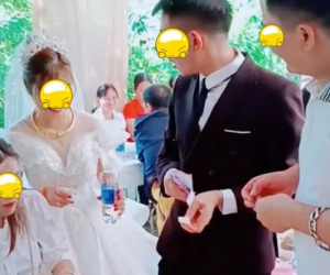 Bạn chú rể trao quà trong đám cưới, cô dâu 'muối mặt' khi chú rể giật phong bì làm của riêng