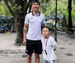 Đoàn Văn Hậu chụp ảnh bên chàng lùn cao 1m26 gây sốt