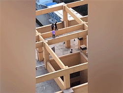 Hết hồn với màn nghịch ngợm của học sinh trên lan can tầng 11