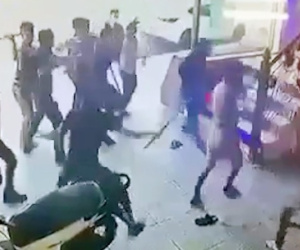 Camera an ninh ghi lại cảnh 2 nhóm thanh niên chém nhau tàn bạo ở Nha Trang