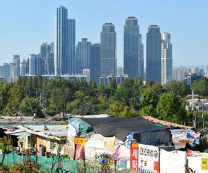 Khung cảnh tồi tàn ở khu ổ chuột ngay cạnh khu nhà giàu Seoul