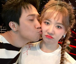 Hari Won vừa về nước đã bị mẹ hỏi chuyện mang bầu, Trấn Thành liền để lại bình luận gây chú ý