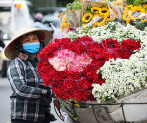Hoa tươi 20/10: Shop tăng giá gấp đôi vẫn đắt hàng, gánh hoa rong thu cả chục triệu đồng mỗi ngày