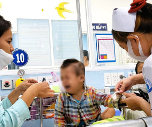 Bệnh nhi hô hấp tăng gần gấp 3, điều dưỡng phải uống thuốc giảm đau để làm việc