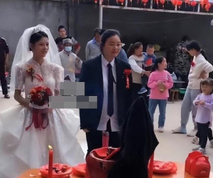 Bị cách ly trong vùng dịch, chú rể không về kịp đám cưới, em gái mặc vest, thay anh trai cưới chị dâu về nhà