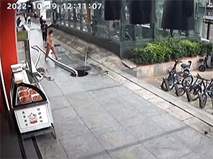 'Dán mắt' vào điện thoại, thanh niên gặp tai nạn đau đớn khi đi bộ trên vỉa hè